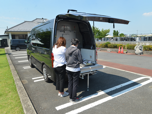 立会個別火葬プラン:お迎え・お別れの後、移動火葬車にて個別火葬します。火葬終了後はご家族の手でご拾骨、骨壺納め、ご返骨となります。